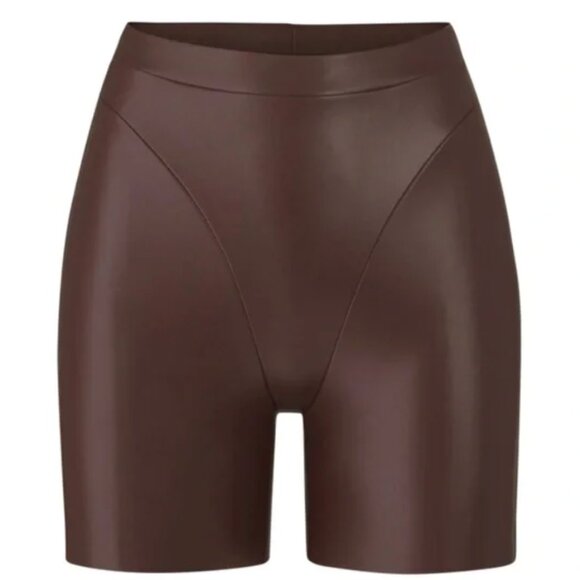 SKIMS FAUX LEATHER BIKER SHORT | SOOT (black), size Large - Picture 2 of 3